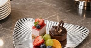 How to Choose Triangular Ribbed Dessert Plates for Buffet and Café Display
